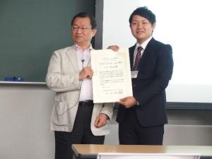 部門長から賞状を受け取る三次さん(右)
