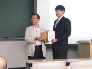 部門長から賞状を受け取る武藤さん(右)