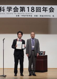 小貫祐介助教(左)